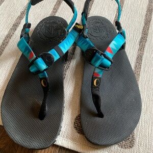Luna sandals size W6 or M4